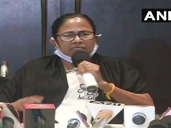 'कूच बिहार में नरसंहार', केंद्र सरकार पर बरसीं ममता बनर्जी, चुनाव आयोग पर भी लगाए गंभीर आरोप