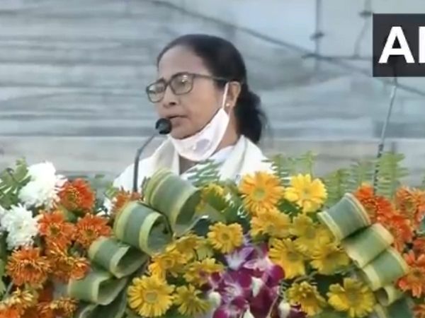 'किसी को आमंत्रित कर बेइज्‍जत करना ठीक नहीं', पीएम मोदी के कार्यक्रम में नारेबाजी से नाराज हुईं 'दीदी' [Video]