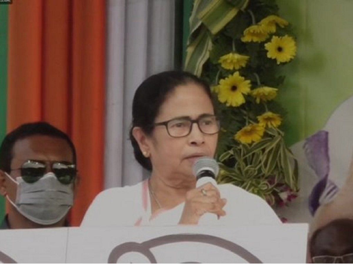 व्हीलचेयर पर रोड शो करेंगी ममता बनर्जी! TMC ने फिर टाली घोषणा-पत्र की रिलीज