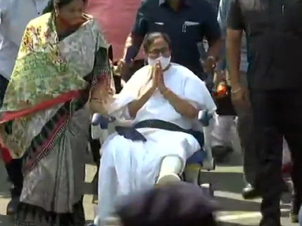 'जारी रखेंगे लड़ाई', कोलकाता में बोलीं 'दीदी', व्‍हीलचेयर पर निकाली पदयात्रा