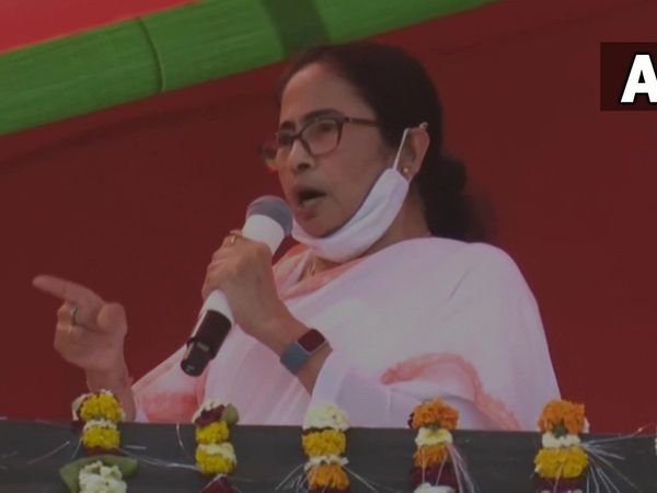 'मैं डरने वाला नहीं', वाराणसी में अखिलेश यादव के समर्थन में ममता बनर्जी की रैली, बीजेपी पर जमकर बरसीं