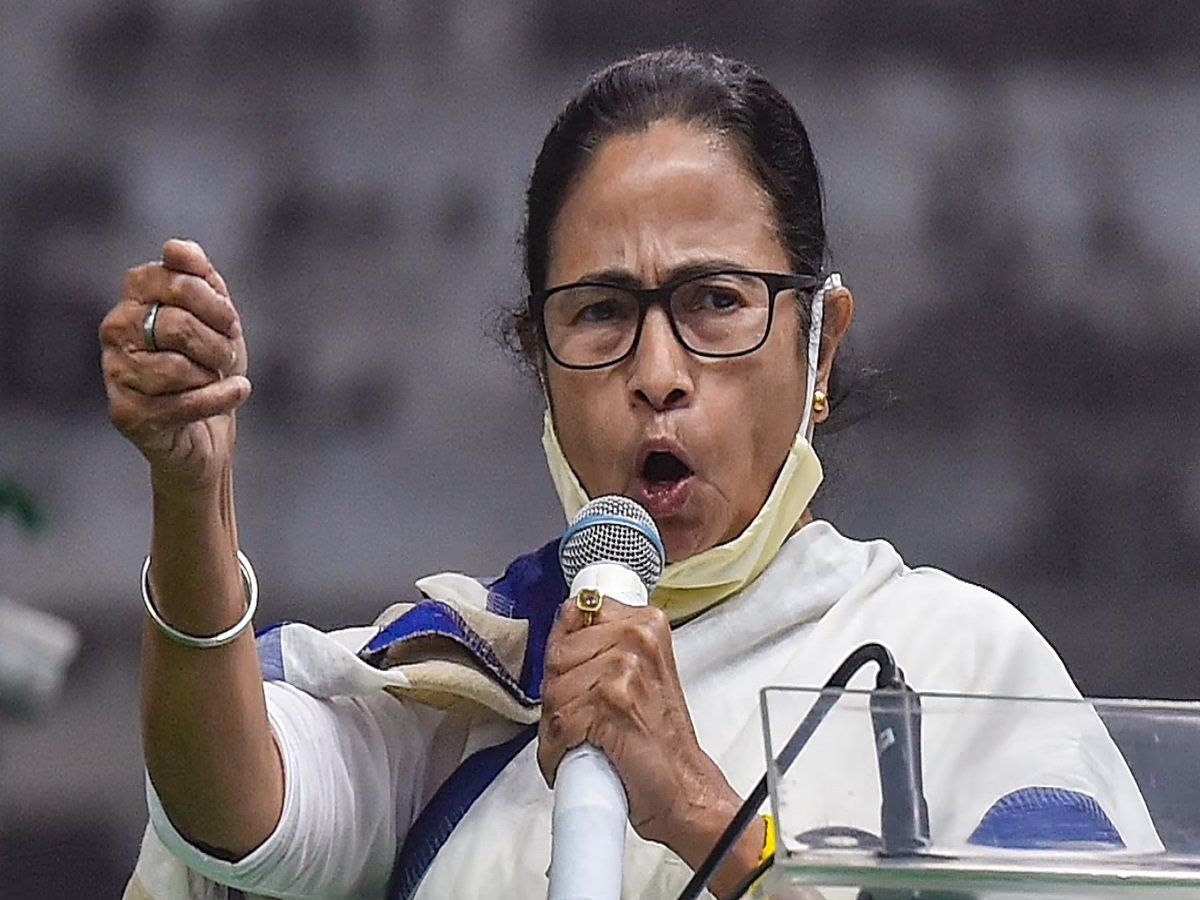चुनाव आयोग के फैसले के बाद धरने की सियासत, ममता बनर्जी की इस हुंकार के क्या हैं मायने