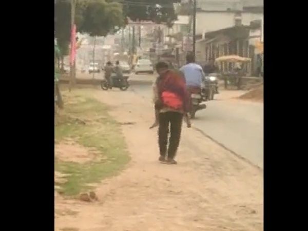 Chhattisgarh Man Carries Daughter's Body on Shoulders for 10 km to Reach Home 