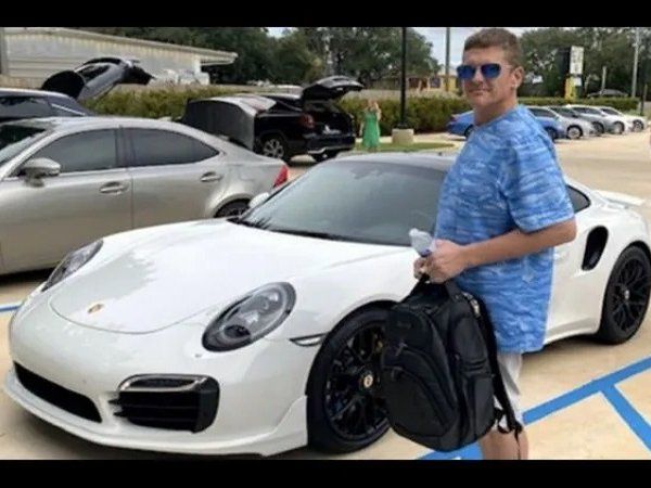 man duped car showroom