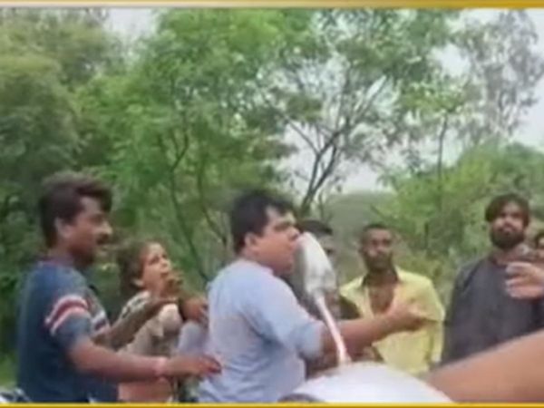 Madhya Pradesh : tea vendor beats deputy collector with slipper in mandsaur