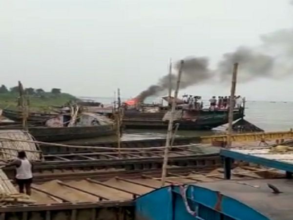 4 burnt alive due to cylinder explosion on boat in Patna
