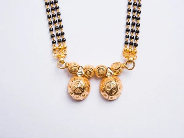 'इसे बेचकर ले लो जुर्माना', यह कहकर महिला ने ट्रैफिक पुलिस को दे दिया गले का मंगलसूत्र (साभार : iStock image) 