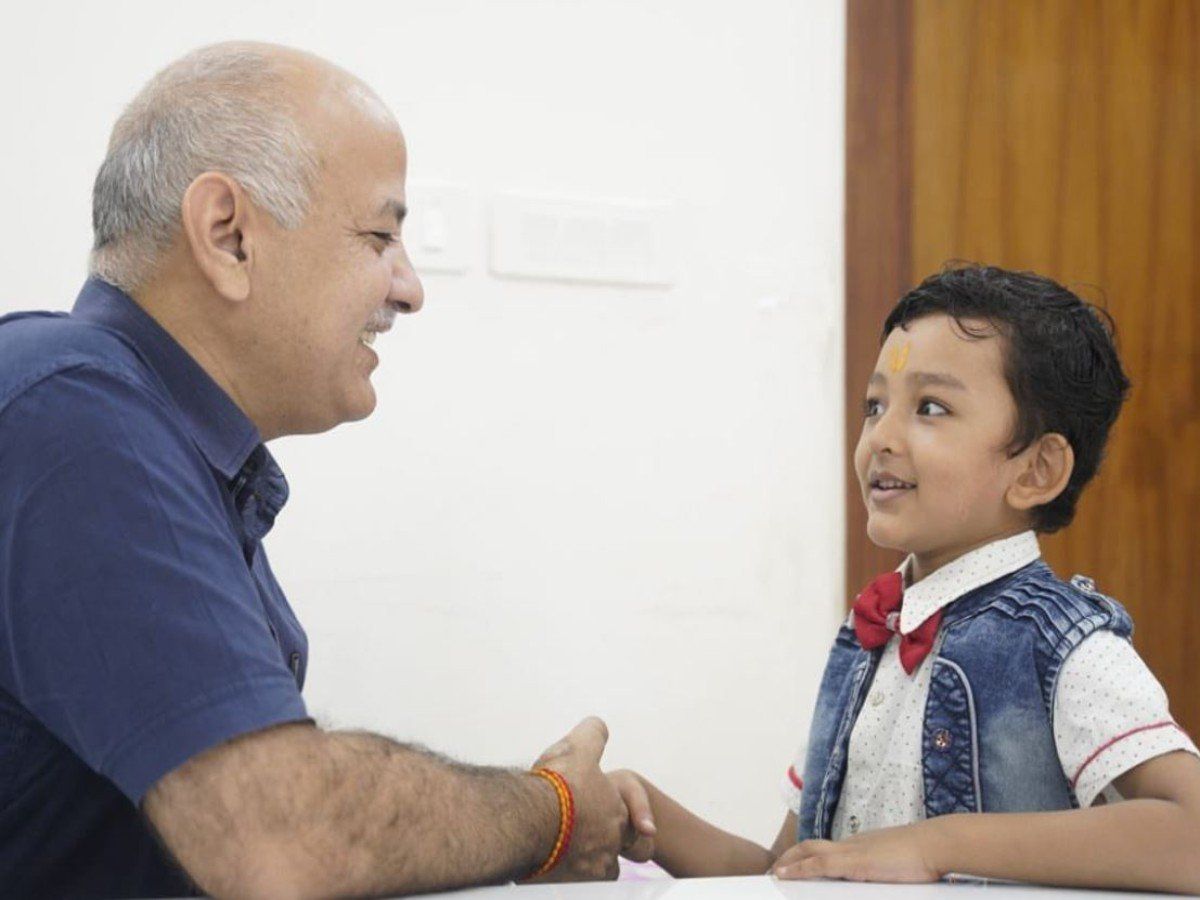 5 साल के बच्चे ने जीता मनीष सिसोदिया का दिल, कहा- 'मेरा नया दोस्त', तस्वीर वायरल