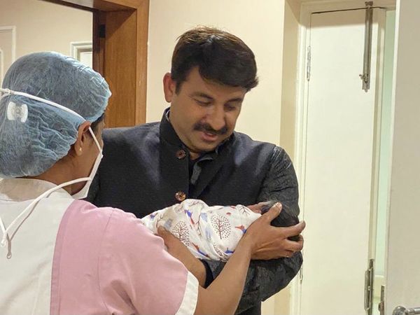BJP leader Manoj tiwari becomes father of a baby girl