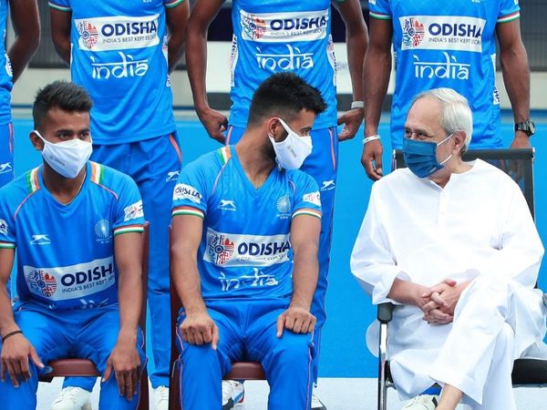 Odisha CM Naveen Patnaik with Indian hockey team