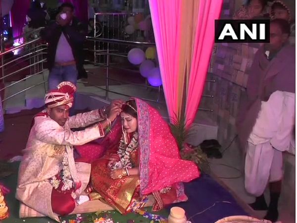 प्रेम के परिंदों को रोक नहीं पाया कोरोना का डर, चीनी दुल्‍हन ने भारत में रचाया ब्याह