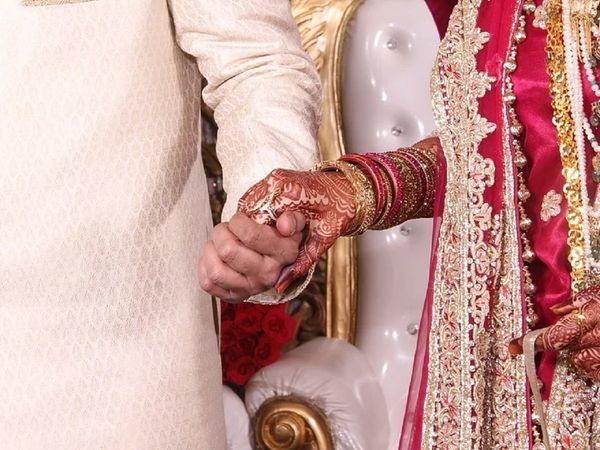 आदित्‍य बनकर आरिफ ने पूर्व IAS अफसर की बेटी से की शादी, फिर धर्मांतरण के लिए किया मजबूर