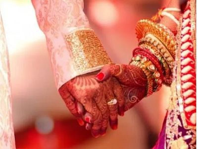 बाहर 'बाबू-बाबू' चीखती रही गर्लफ्रेंड, भीतर सात फेरे लेता रहा लिव-इन पार्टनर