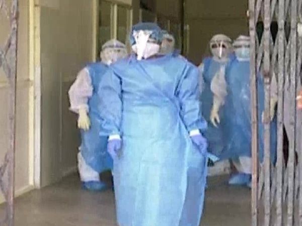 ऐसी भी शादी! PPE किट पहनकर अस्‍पताल पहुंची दुल्‍हन, फिर संक्रमित दूल्‍हे संग लिए सात फेरे [PHOTOS]