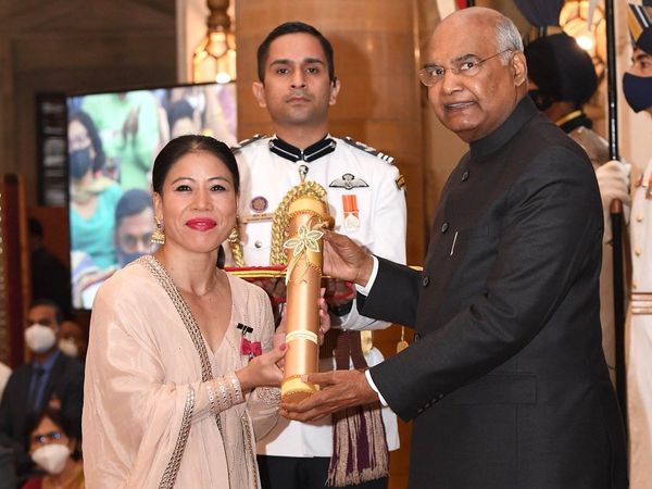MC Mary Kom recieved Padma Vibhushan from President Ramnath Kovind