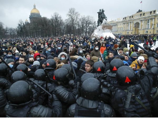 रूस में साल दर साल मजबूत हुए व्लादिमीर पुतिन, पर अब क्यों सड़कों पर उतर रहे हजारों लोग?