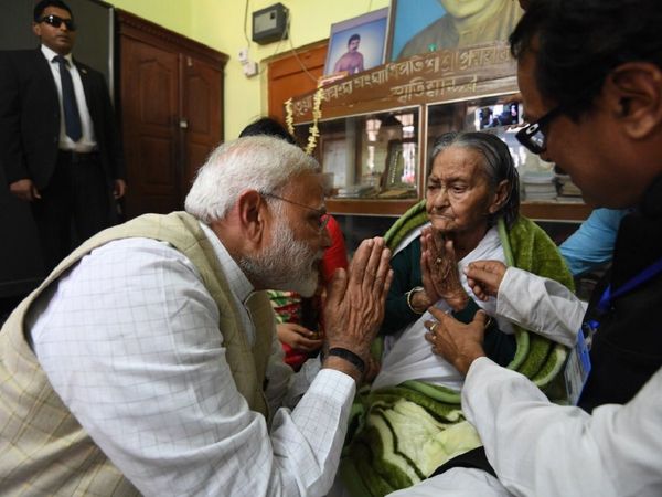 पीएम मोदी ने 2019 के लोकसभा चुनाव से पहले बीणापाणि देवी से मुलाकात की थी। (साभार : Twitter/@narendramodi)