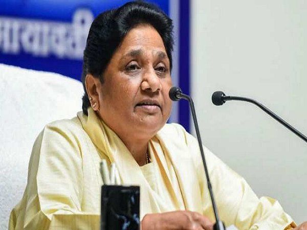 Lucknow: मायावती ने अपनी प्रतिमा लगाने पर दी सफाई, कहा-मीडिया का नजरिया जातिवादी