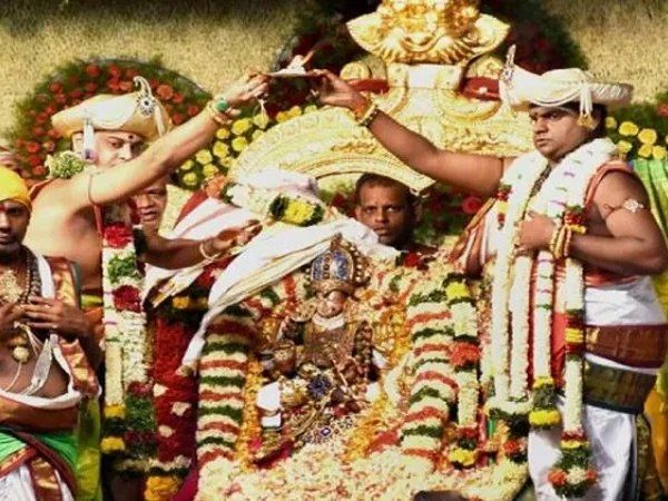 Meenakshi Temple rituals: यह नजारा था खास, मीनाक्षी और भगवान शिव की हुई दिव्य शादी