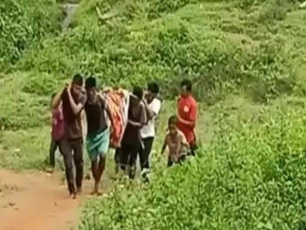 Meghalaya Pregnant woman reached hospital after traveling 5 km on a bamboo stretcher gave birth to a healthy baby