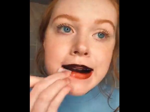 गजब! नैचुरल कलर के लिए लड़की ने होठों पर लगा ली मेहंदी, वायरल हुआ व‍ीडियो