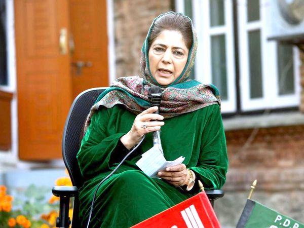 Jammu kashmir ex cm Mehbooba mufti spent 88 lakhs on Chief Minister's residence 28 lakhs on carpets and bought bedsheets for 11 lakhs reveal in a RTI 