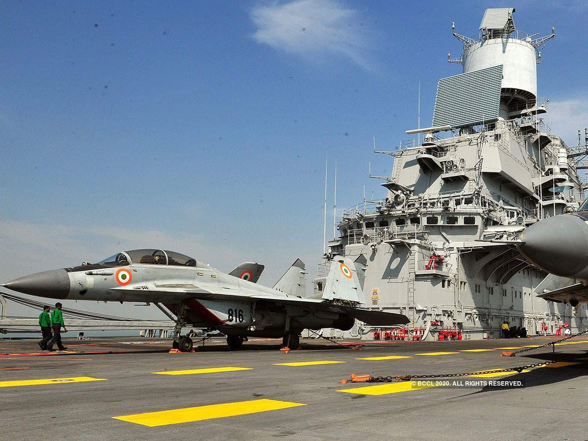 समुद्र में गिरा भारतीय नौ सेना का लड़ाकू विमान MiG-29K, एक पायलट को बचाया गया, दूसरा लापता