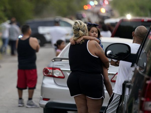 At least 40 found dead in tractor-trailer in Texas : Reports 