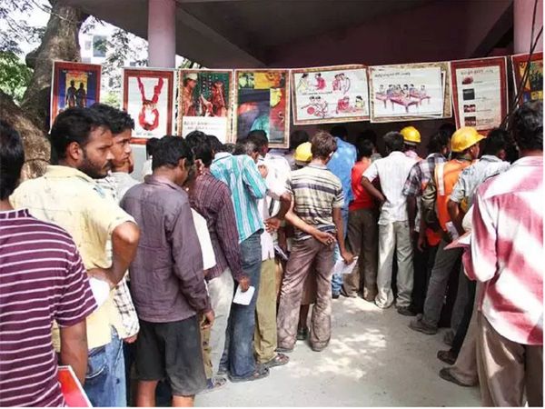 कोरोना वायरस ने बढ़ाई दिहाड़ी मजदूरों की परेशानी, प्रशांत किशोर ने साधा नीतीश कुमार पर निशाना