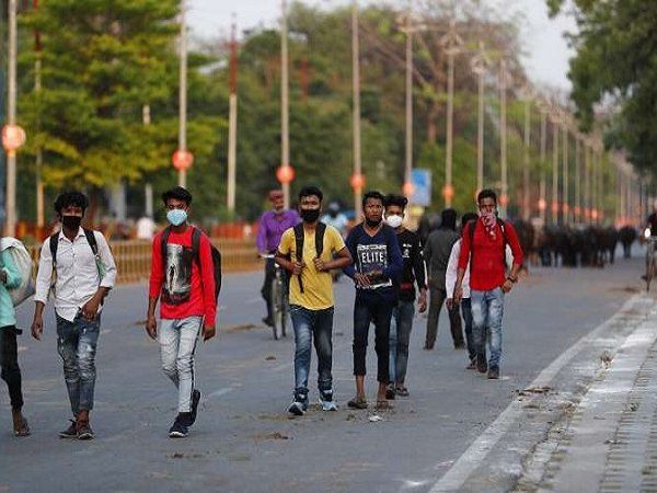 Migrant Laborers के चेहरों पर लौटी मुस्कान, गृहमंत्रालय ने स्पेशल ट्रेनों के चलाने को दी इजाजत