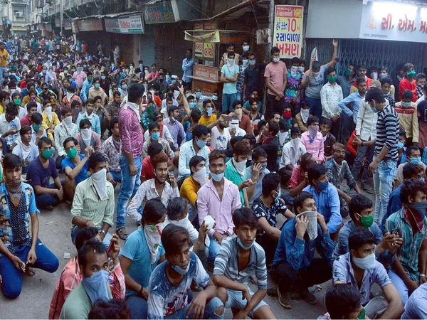 गुजरात के सूरत में बुधवार को भी सैकड़ों प्रवासी मजदूर एकत्र हुए थे (फाइल फोटो)