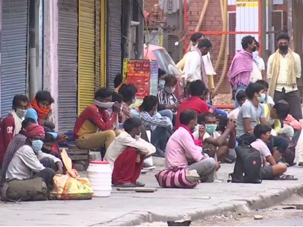 'हमें भी सीट दिला दो', रेलवे स्टेशन पर दर-दर भटक रहे प्रवासी