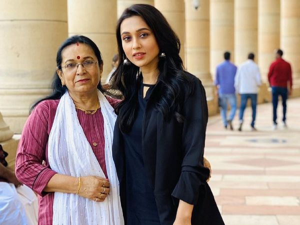 संसद भवन के बाहर मां के साथ Mimi Chakraborty की तस्‍वीर वायरल, लोगों ने बांधे तारीफों के पुल