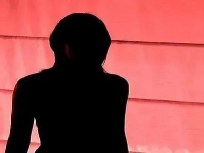 Mumbai: महिला ने पति पर लगाया यौन शोषण का आरोप, पुलिस स्टेशन में मचाया कोहराम Mumbai: महिला ने पति पर लगाया यौन शोषण का आरोप, पुलिस स्टेशन में मचाया कोहराम