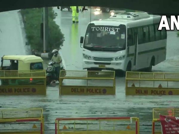 सड़क या सैलाब! कुछ ही घंटों की बारिश ने Delhi में सड़कों का कर दिया ऐसा हाल, कई जगह ट्रैफिक बंद