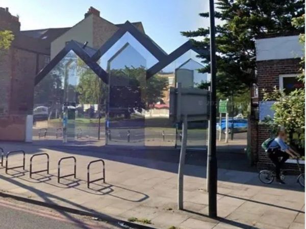 Weird House Mirror House Built in London Know About Shocking Truth
