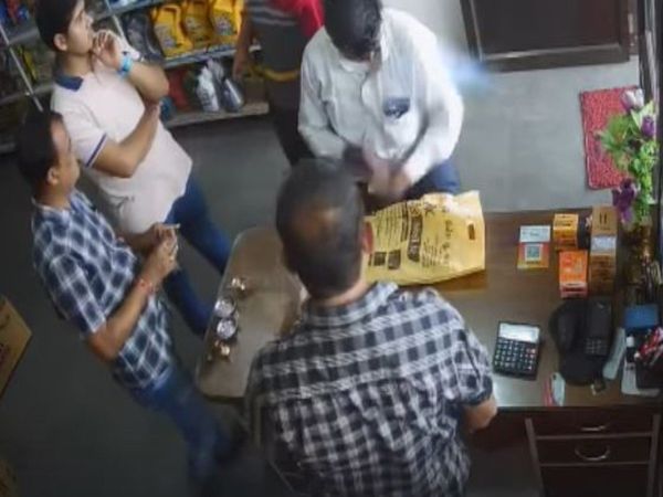 Mobile Blast Video smoke coming from Mobile phone viral video in hindi