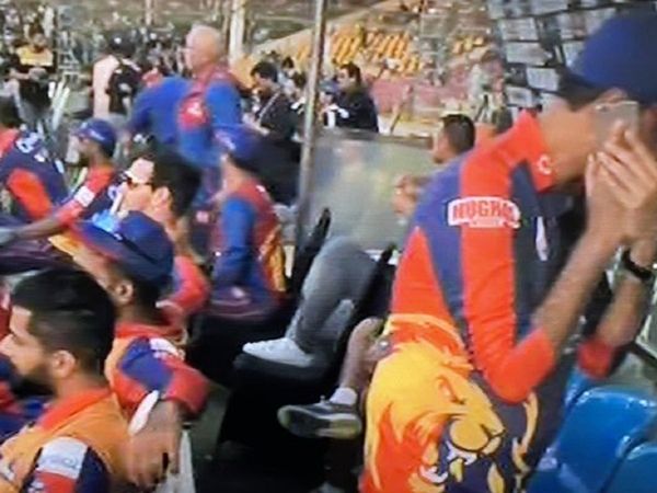 karachi kings member uses mobile phone in dugout