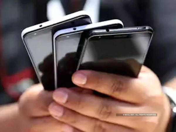 Mobile Phnone costilier: मोबाइल के शौकीनों के लिए बुरी खबर, चुकाने पड़ेंगे ज्यादा कीमत