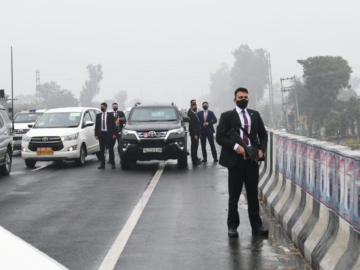 पंजाब में PM मोदी की सुरक्षा में चूक, काफिले के बीच आए प्रदर्शनकारी, फ्लाईओवर पर मिनटों फंसा रहा काफिला, रैली रद्द
