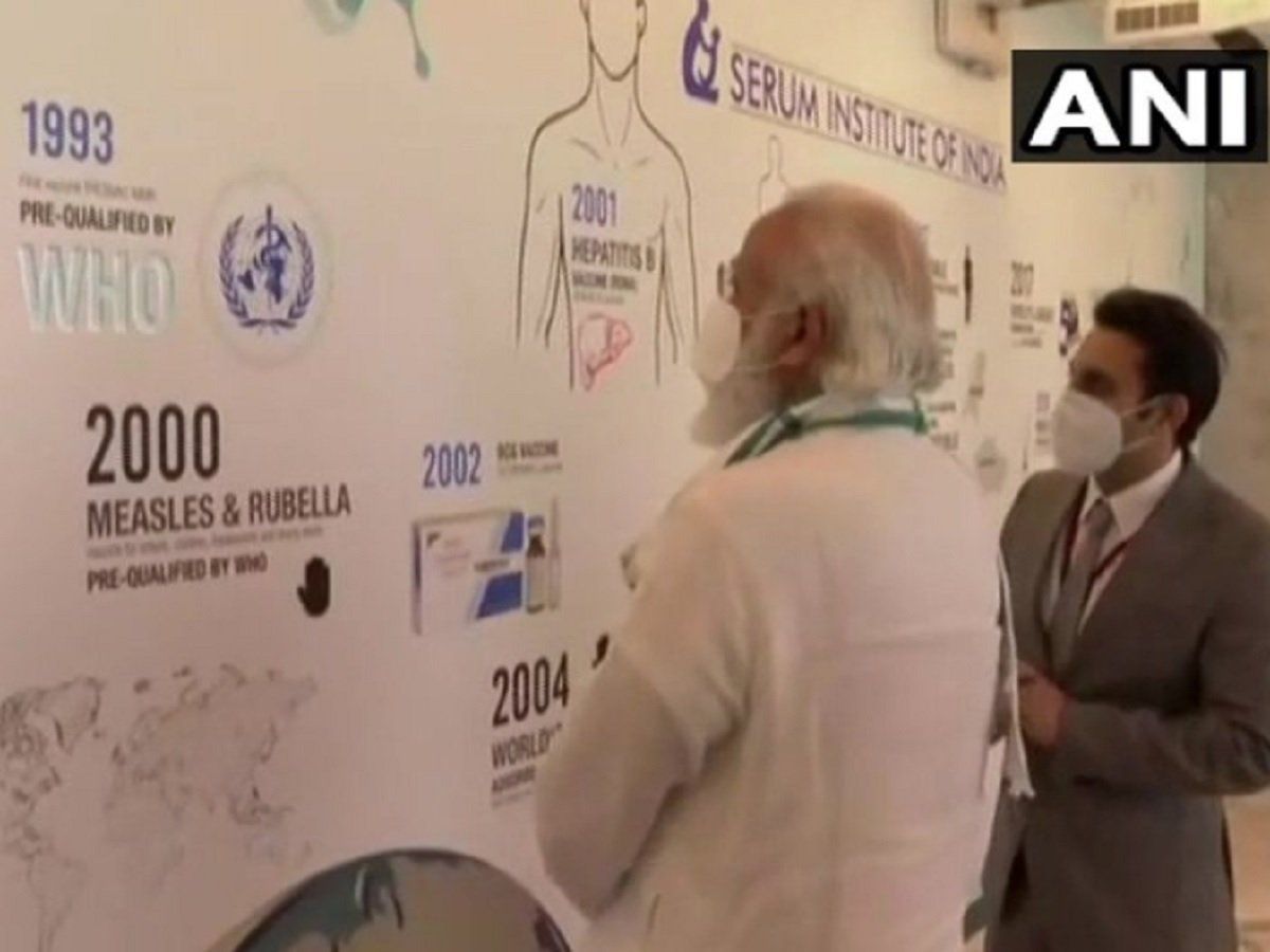 अहमदाबाद और हैदराबाद के बाद पुणे में सीरम इंस्टीट्यूट पहुंचे PM मोदी, कोरोना वैक्सीन पर लिया अपडेट