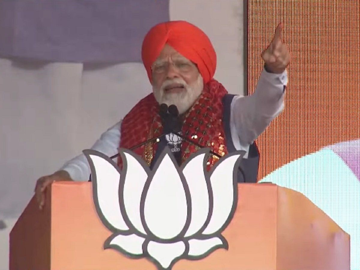 PM का राहुल गांधी का हमला- 2014 में युवराज के लिए मेरे हेलीकॉप्टर को नहीं उड़ने दिया गया था