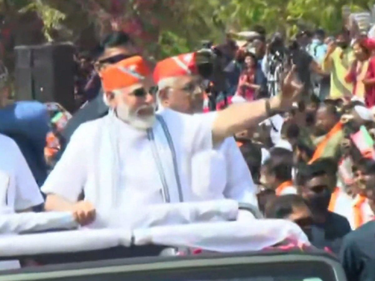 चार राज्यों में जीत के बाद गुजरात पहुंचे पीएम मोदी, अहमदाबाद में किया रोड शो, लोगों ने जमकर दिखाया जोश