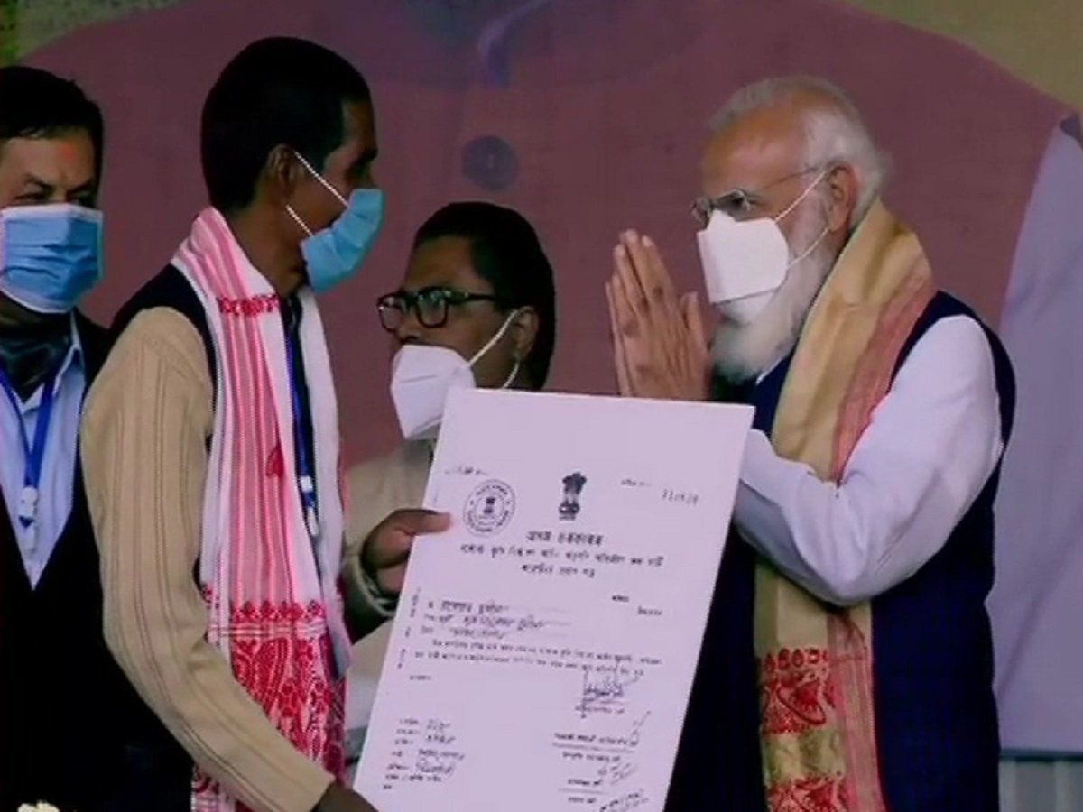 असम: PM मोदी ने भूमिहीन लोगों के लिए जमीन के पट्टों का वितरण किया, निशाने पर रहीं पहले की सरकारें