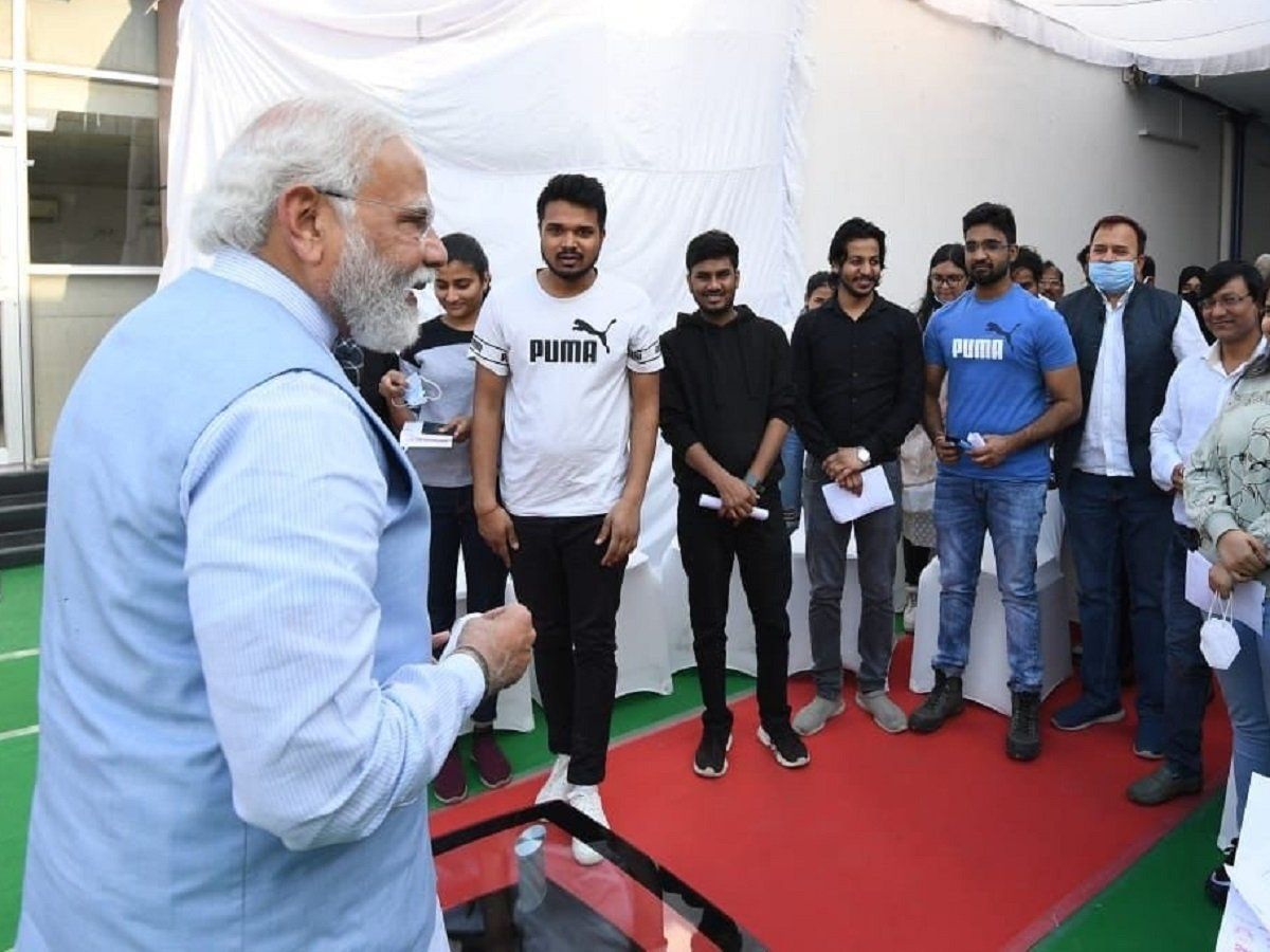 वाराणसी: यूक्रेन से लौटे छात्रों से मिले पीएम मोदी, ऑपरेशन गंगा के तहत निकाले जा रहे भारतीय