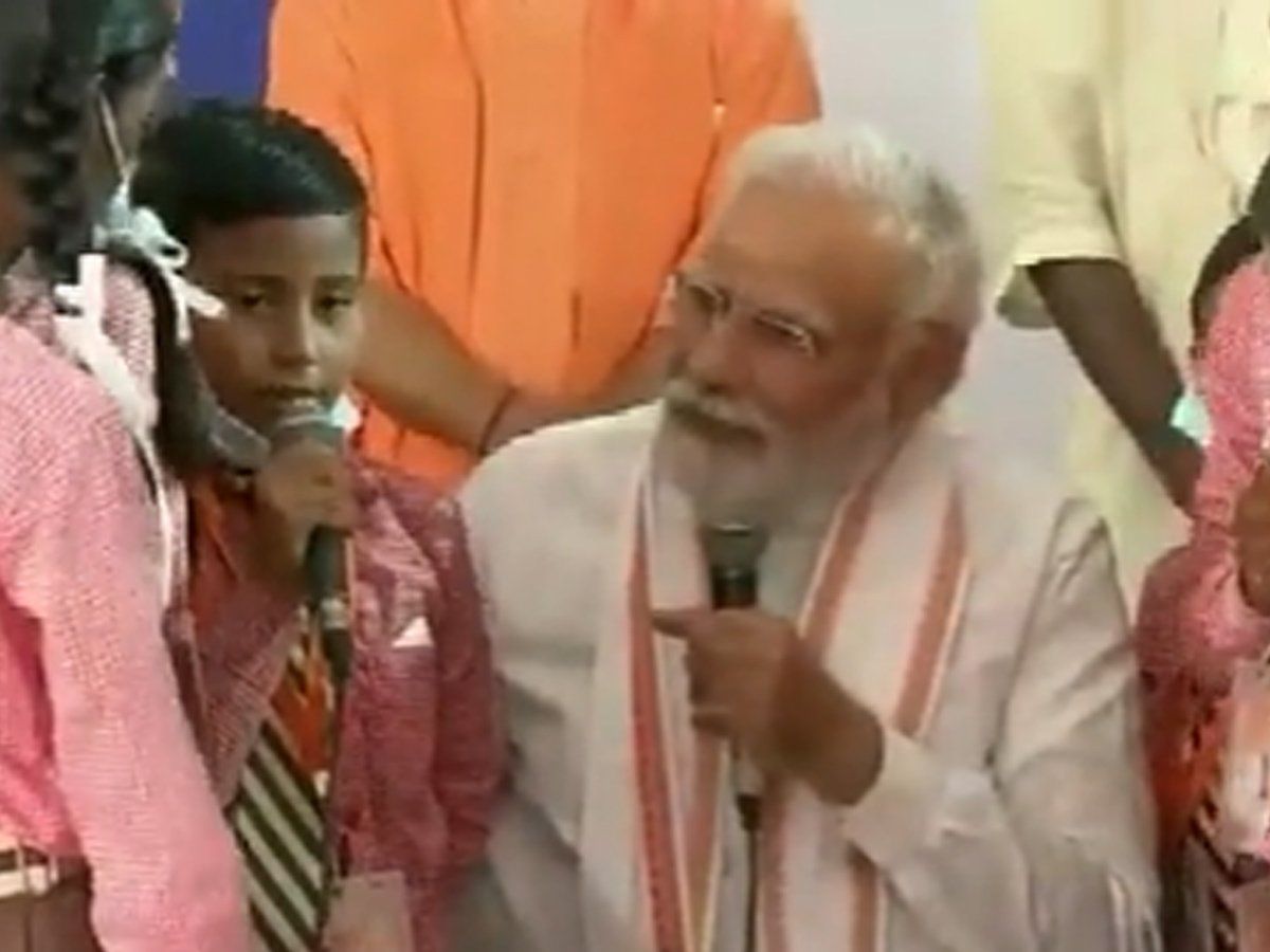 वाराणसी: बच्चा सुनाने लगा शिव तांडव स्तोत्र तो PM मोदी ने बुला लिया अपने पास, देखें Video