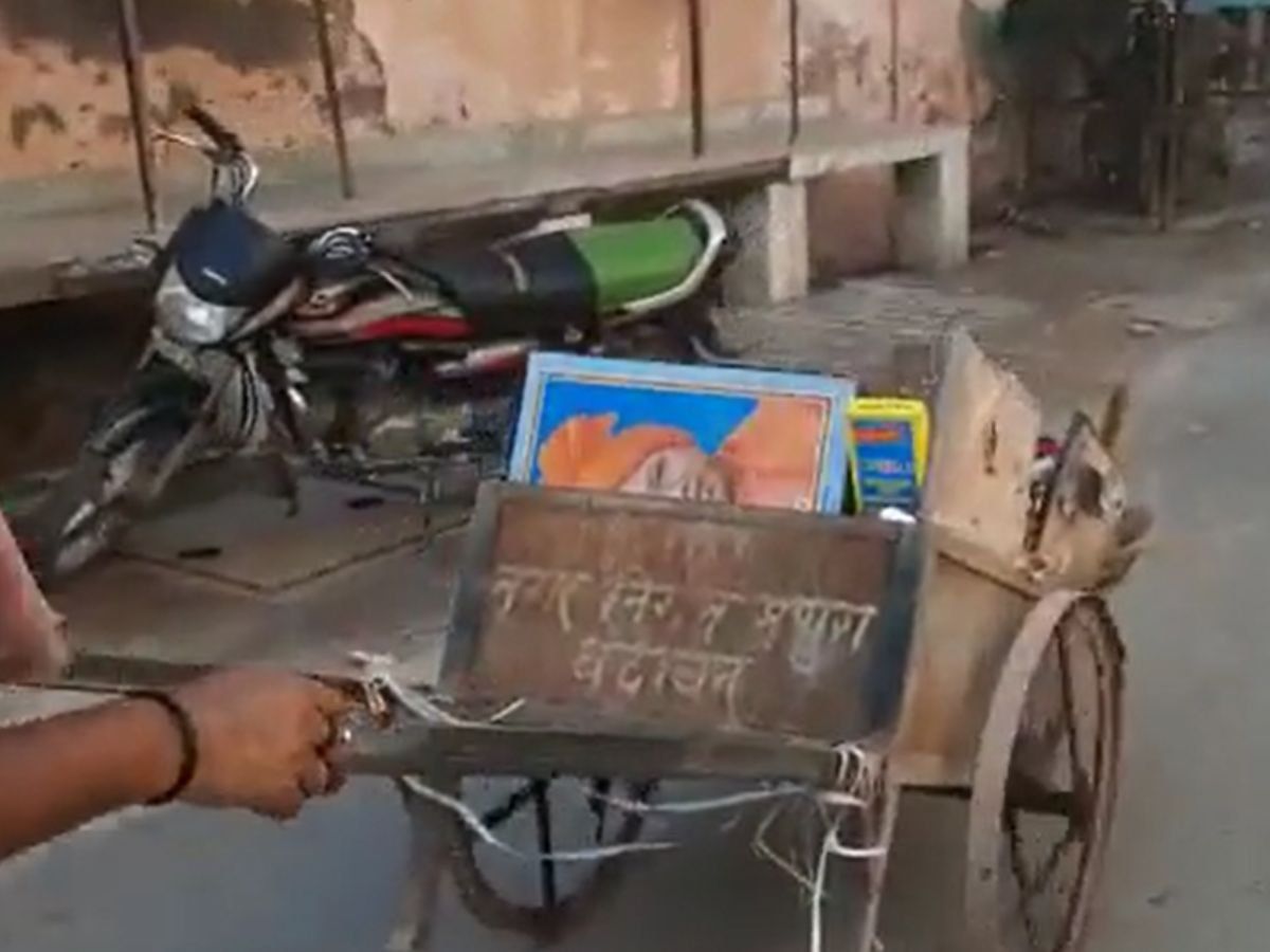 कूड़ा गाड़ी में मिले PM मोदी-CM योगी के फोटोः वायरल VIDEO के बाद गई सफाईकर्मी की नौकरी; SP बोली- ये BJP की राजशाही