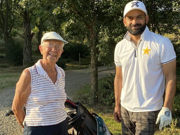 Mohammad Hafeez meets an old woman in England