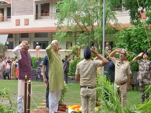 RSS chief Mohan Bhagwat hoists the tricolour at Headquarters in Nagpur