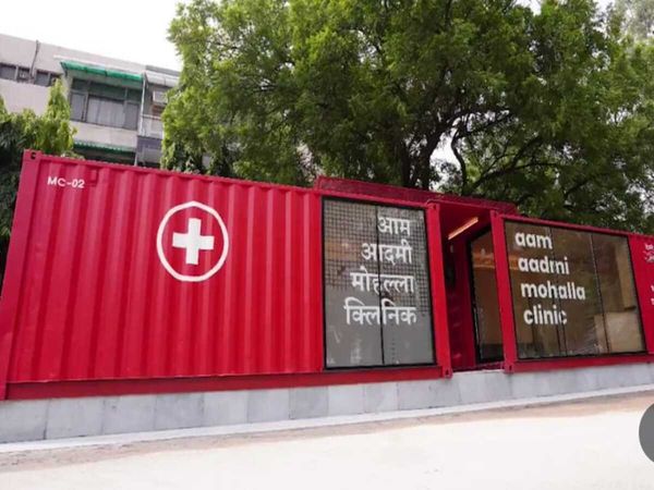 Mohalla Clinic at delhi metro station 